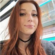 Studentessa universitaria da ripetizioni, lezioni inglese o aiuto compiti per bambini che frequentano la scuola elementare